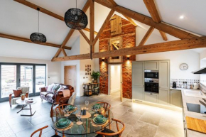 Pigeon House - Barn with private garden, hot tub and wood burner